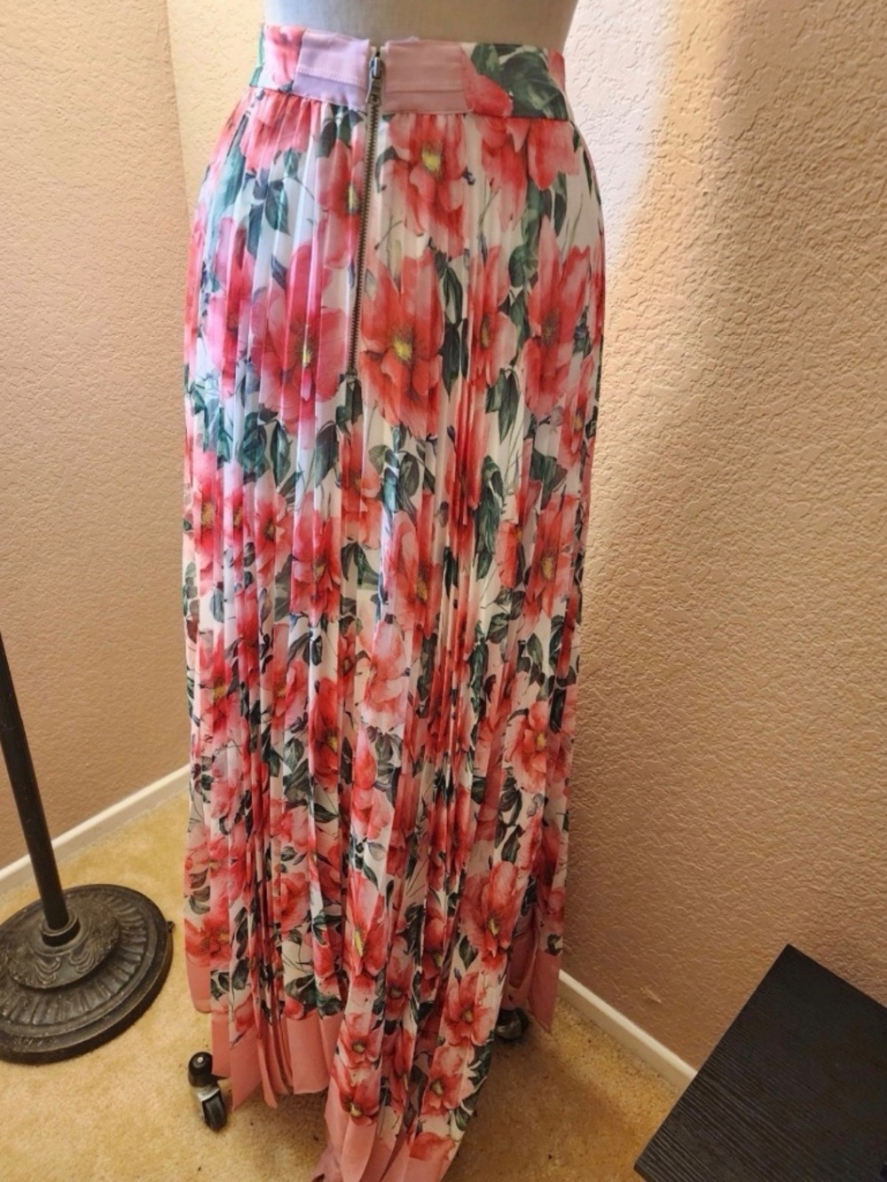 Alice + Olivia Katz Maxi skirt in High Tea Floral Size 6 - Picture 4 of 6
